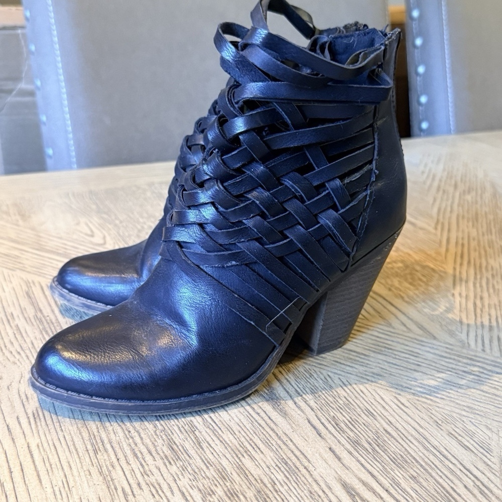 Fergalicious By Fergie Black WEEVER WICKET Zip Ankle Boots Block Heels Size 6